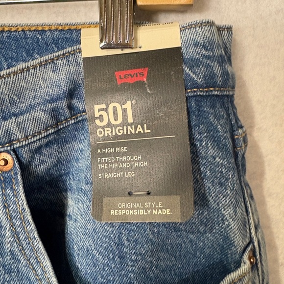 Levi’s 501 Original Style 32 X 32 Light Wash - Picture 3 of 5